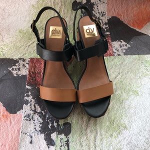 DV Dolce Vita Size 9.5 Black & Tan 4’ Wedge